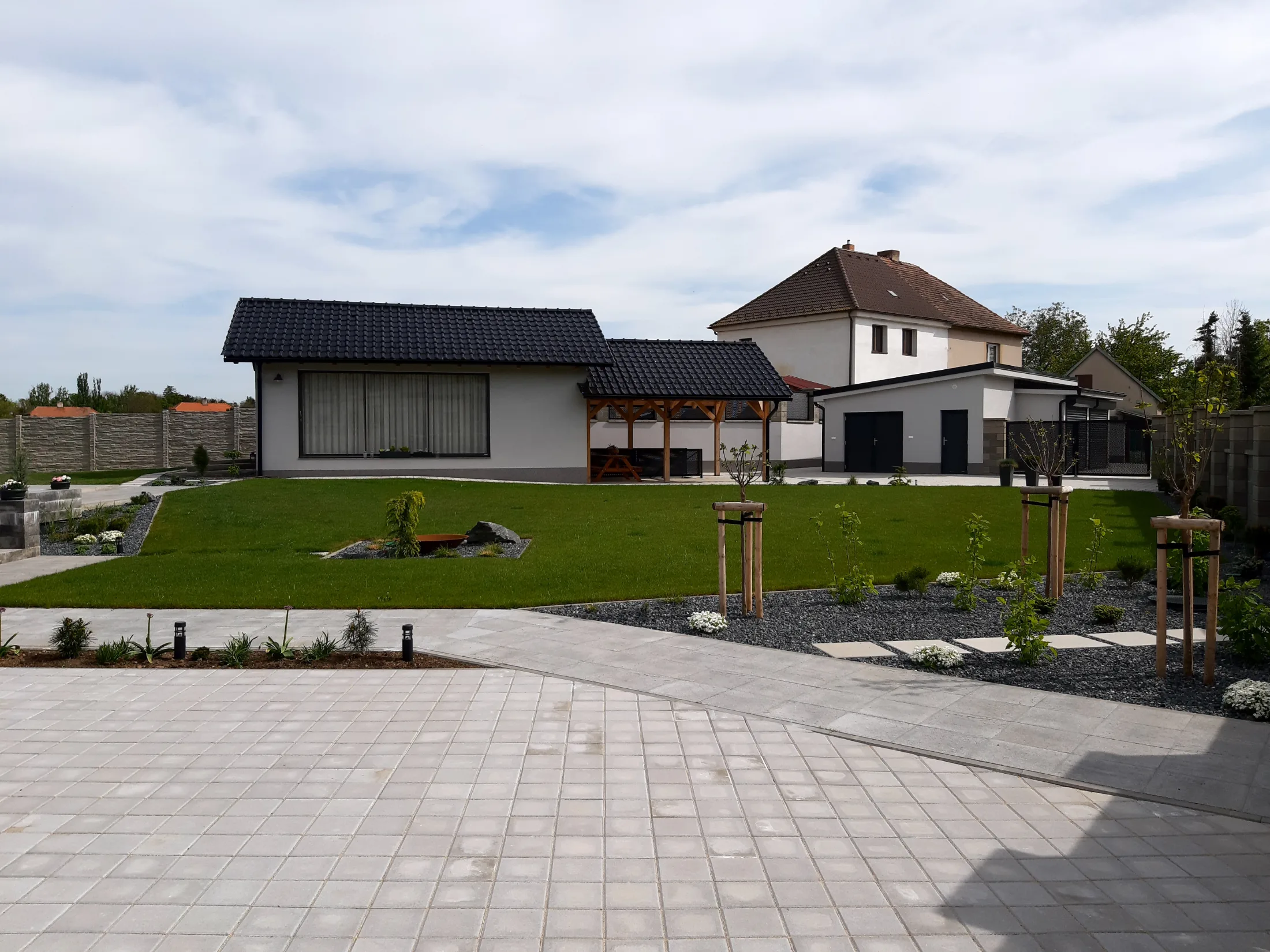 Pasivní rodinný dům se zimním domkem, podsklepenou vinárnou a dvojgaráží v Tupadlech u Čáslavi – realizace Stavitelství Vlastislav Smutný.