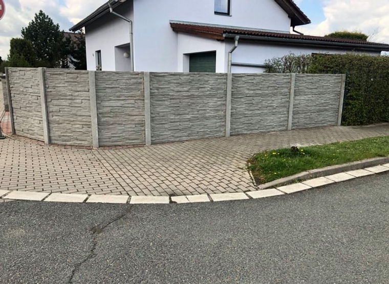 Atypický betonový plot realizovaný v Čáslavi